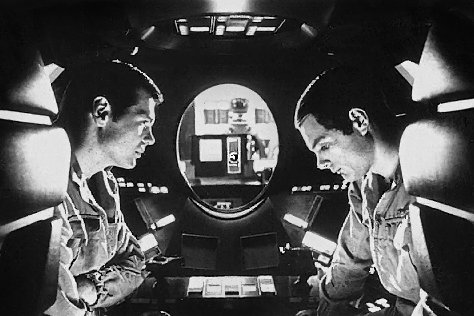 Frank (Gary Lockwood) og David (Keir Dullea) blir overvåket av datamaskinen HAL mens de diskuterer å sette maskinen ut av spill i Stanley Kubricks 2001: A Space Odyssey