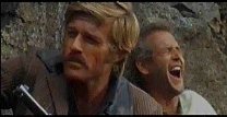 Butch (Paul Newman) knekker sammen i latter nr Sundance Kid (Robert Redford) avslrer at han ikke kan svmme.
