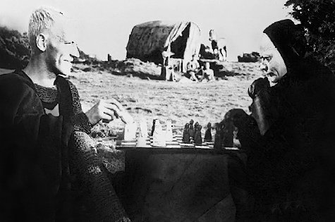 Antonius Block (Max von Sydow) utfordrer dden til et parti sjakk i Ingmar Bergmans "Det sjunde innseglet".